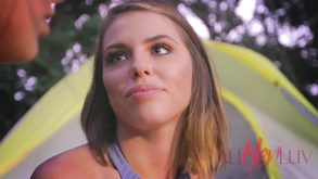 La ragazza Lewd è fregata in stile missionario mentre viene legata nel clip porno BDSM