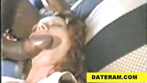 La ragazza piena di vapore si fa glassare il buco del culo succoso con lo sperma