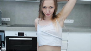 La ragazza snella Avril fa un pompino fantastico nella foresta tutti'aperto