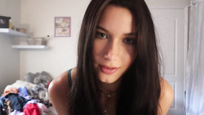 La ragazza sportiva con le tette squisite gioca con la sua figa succulenta