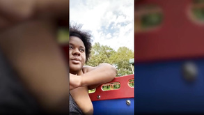 La ragazza viziosa ha una sessione di auto-realizzazione con i giocattoli