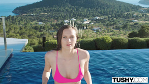 La sensuale ragazza viziosa Dana Dearmond ripaga per una scopata anale con un pompino