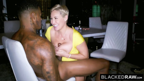 La sporca cagna bruna Christine Diamond inserisce un enorme vibratore nel suo buco del culo