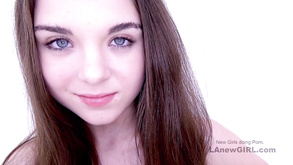 La sporca piccola troietta Sophia Lynn viene picchiata duramente su un getto