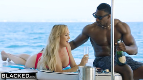 La strana e sexy daniela si fa scopare da dietro