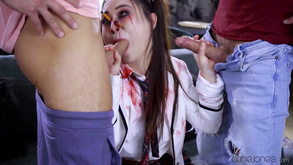 La stupenda aletta e la bionda bibi vengono disossate dal toro nero