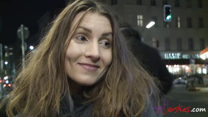 La succhiacazzi professionista Casey Calvert attacca un grosso cazzo e fa il miglior pompino di sempre