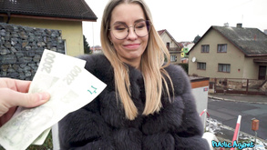 La super attraente ragazza shalina devine posa su una terrazza e si spoglia lentamente
