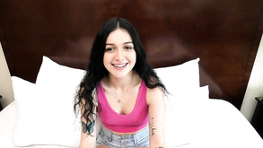 La tentatrice Spunky anna si fa scopare brutalmente in macchina