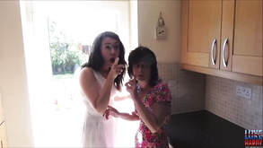La tettona latino bridgette b succhia il cazzo del suo amante in posizione 69