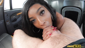 Lana rhoades scopa il cazzo fortunato con la sua figa rifilata