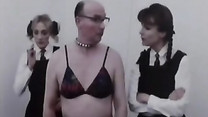 L'angella bionda MILF attacca ferocemente sul cazzo