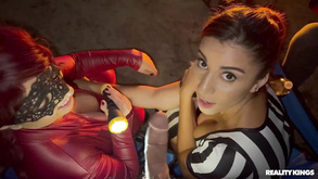 Lewd giovane bellezza bonnie si spoglia sul letto