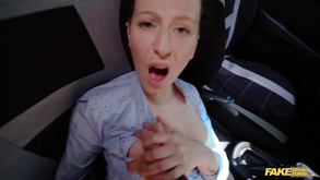Lucy Amore viene spinta duramente in posizione pecorina e in seguito ottiene un spina culo duro