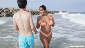 Magro ragazza asiatica seira matsuoka si toglie il bikini e gioca con piccoli ninnies