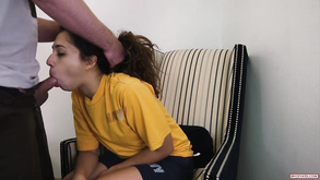Massaggiatrice mora e lussuriosa fa piacere al tizio con una stupenda tette