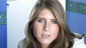 Melissa Lynn guarda freddamente la figliastra e Anderson si fa sborrare sulla figa