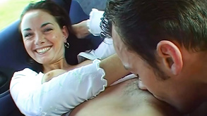 MILF bionda succhiatrice di cazzo si fa scopare