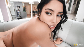 MILF tatuata dai capelli corti usa un cazzo enorme per piacere