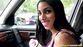 Piccola bruna dai seni betty lynn prende in giro la macchina fotografica prima di un divertente sesso bollente