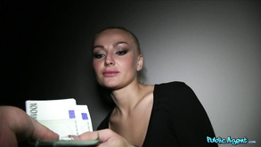 Pompino perfetto da biondina sexy e birichina con belle tette