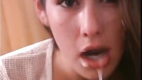 Procace bionda MILF brandi amore ottiene una doppia sborrata facciale