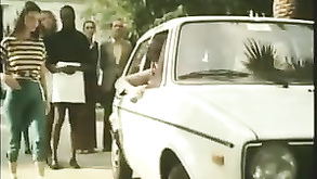 Procace signora con la faccia carina sta cavalcando un cazzo duro