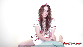 Ragazza bianca con enormi tette naturali vuole succhiare cazzi bianchi