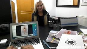 Ragazza di college con un bel colore della sua pelle star penetrando