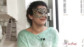 Ragazza di mucca bruna pallida ma calda si impegna a succhiare un delizioso cazzo
