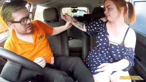 Ragazza di mucca ramata whorable e pervertita ottiene la sua fessura correttamente martellata