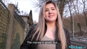 Ragazza europea nel porno di azione hardcore