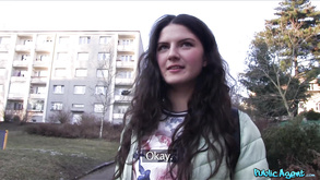 Ragazza tettona pronta a succhiare per i soldi