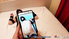 Ragazzo eccitato si rade la figa pelosa del suo grasso pulcino nero