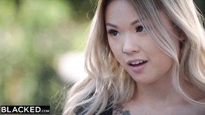 Rapace testa bionda con trucco pesante aiden starr fa un pompino per sperma