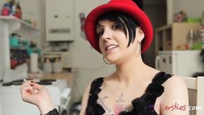 Raquel scopa per divertimento e assaggia il suo sperma servito sul piatto