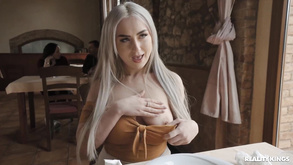 Ricca mamma BBW in calze posa nuda