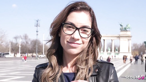 Rita ragazza di mucca brunetta whorish succhia il gallo di gaffer cornea johan in macchina