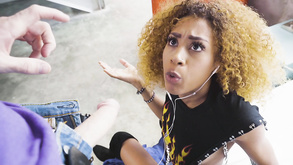Seducente bruna mia manarote dà la testa e ottiene la figa leccata