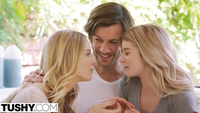 Seducente ragazza bionda si muove il culo velocemente in posizione stile teenager