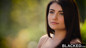 Seducente ragazza monika dolce gioca con il suo buco rosa