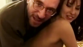 Seducente snella tutta sola ragazza bruna si spoglia e sbatte le tette sul letto