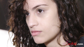 Sesso appeal Caldo Tina Kay mostra la sua bella figa upskirt