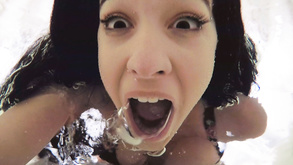 Sesso POV amatoriale nel retro di un'auto con adria rae