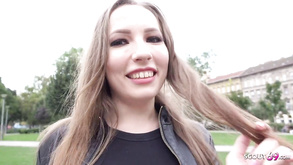 Sesso sotto la pioggia con ragazza sessualmente carica e sbalorditiva