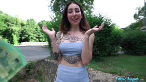 Sexy adolescente bruna amatoriale ottiene dita nel cazzo nella sua figa e culo