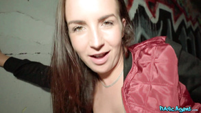 Sexy MILF con le gambe lunghe in roba nera bollente si fa scopare duro