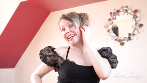 Sexy ragazza rica rica si fa scopare nella sua figa bagnata e stretta
