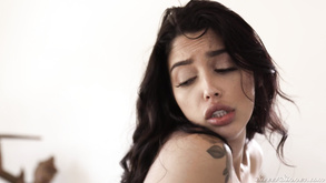 Sgualdrina ragazza si fa sbattere la figa sull'altalena
