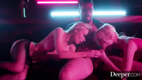 Skanky bruna MILF è ordinata di dare una testa a sforzo cazzo